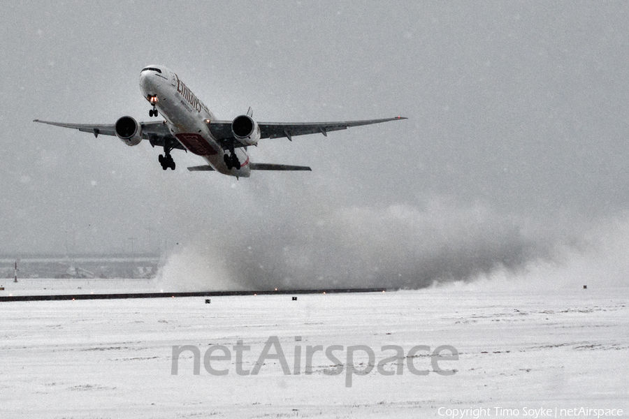 Emirates Boeing 777-31H(ER) (A6-ECE) | Photo 21815