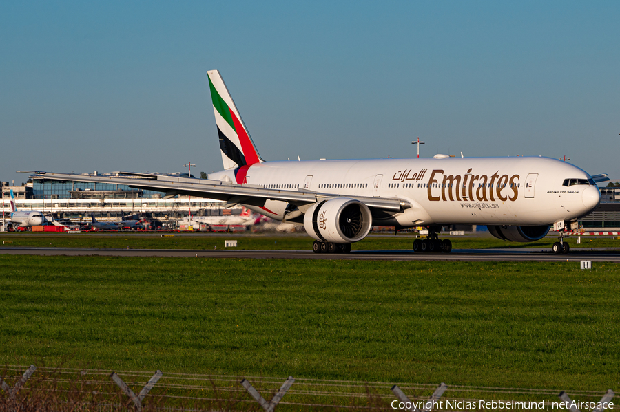 Emirates Boeing 777-31H(ER) (A6-ECE) | Photo 568689