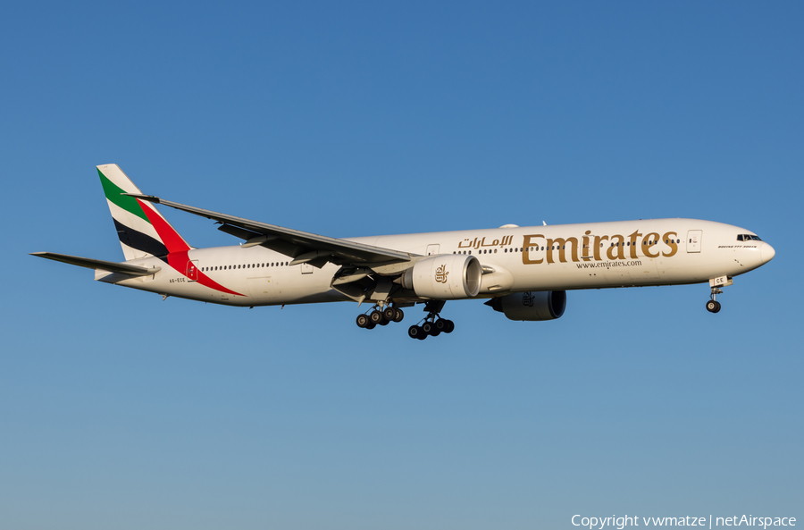 Emirates Boeing 777-31H(ER) (A6-ECE) | Photo 568735