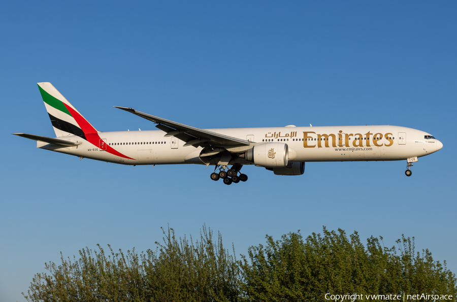 Emirates Boeing 777-31H(ER) (A6-ECE) | Photo 568736