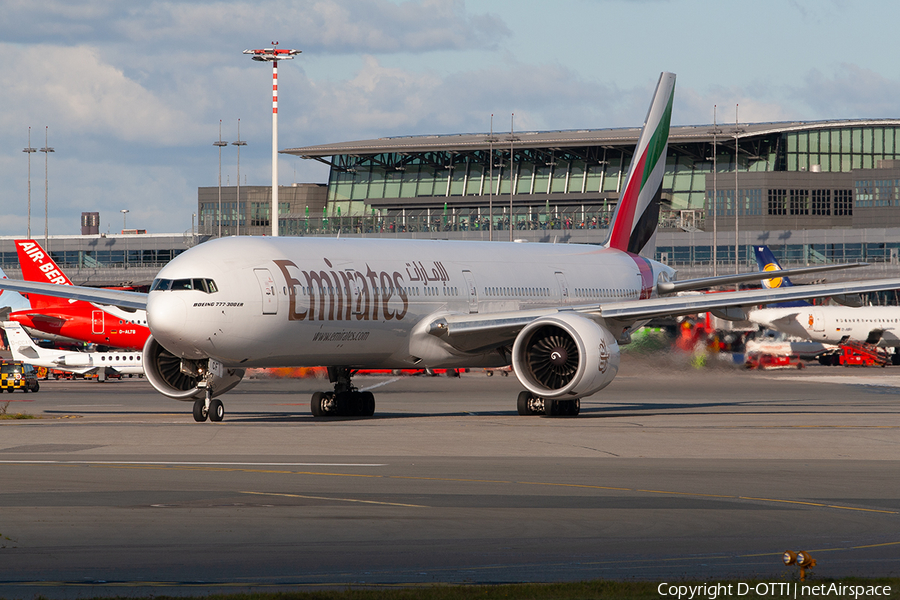 Emirates Boeing 777-31H(ER) (A6-ECF) | Photo 278544