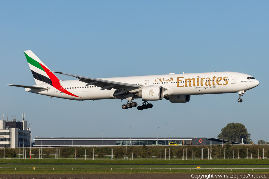 Emirates Boeing 777-31H(ER) (A6-ECJ) | Photo 595982