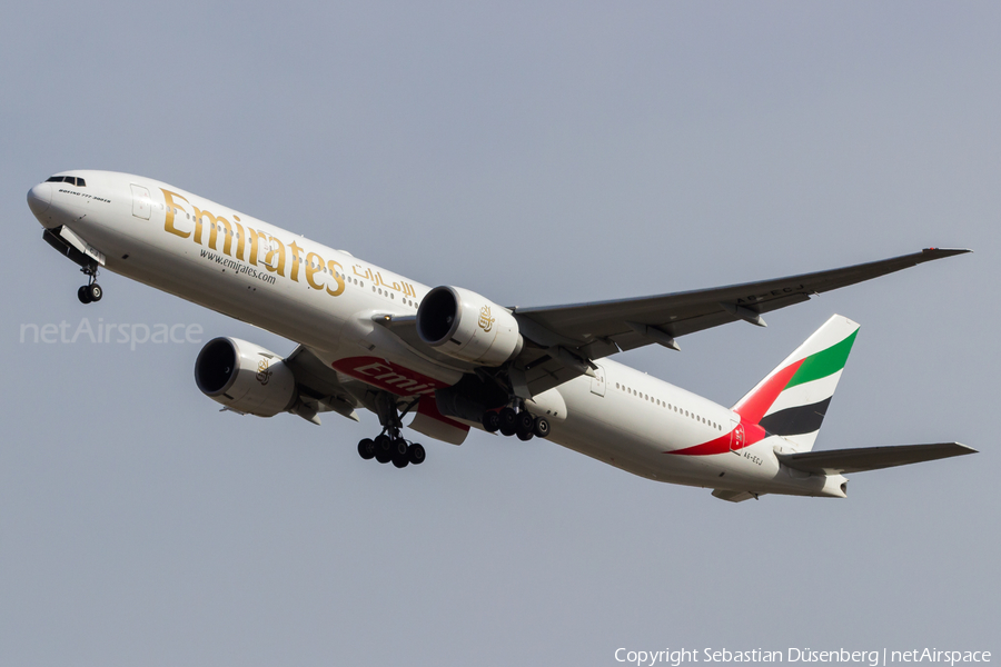 Emirates Boeing 777-31H(ER) (A6-ECJ) | Photo 257224