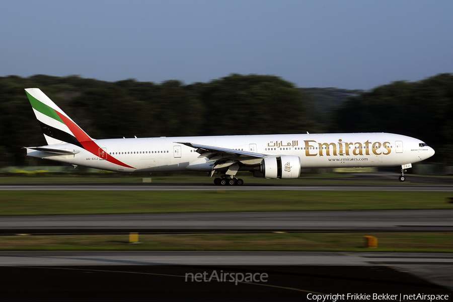 Emirates Boeing 777-31H(ER) (A6-ECJ) | Photo 17872