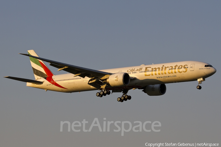 Emirates Boeing 777-31H(ER) (A6-ECR) | Photo 83588