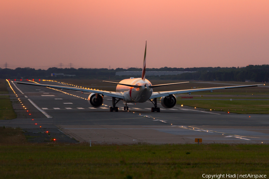 Emirates Boeing 777-31H(ER) (A6-ECU) | Photo 78489