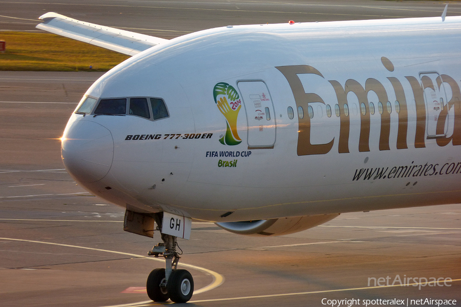Emirates Boeing 777-31H(ER) (A6-EGH) | Photo 50846