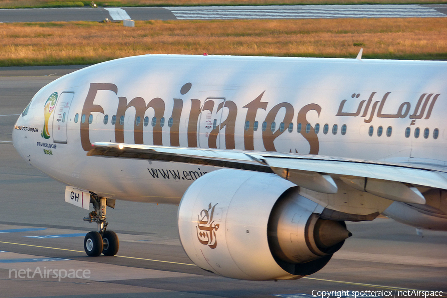 Emirates Boeing 777-31H(ER) (A6-EGH) | Photo 50847