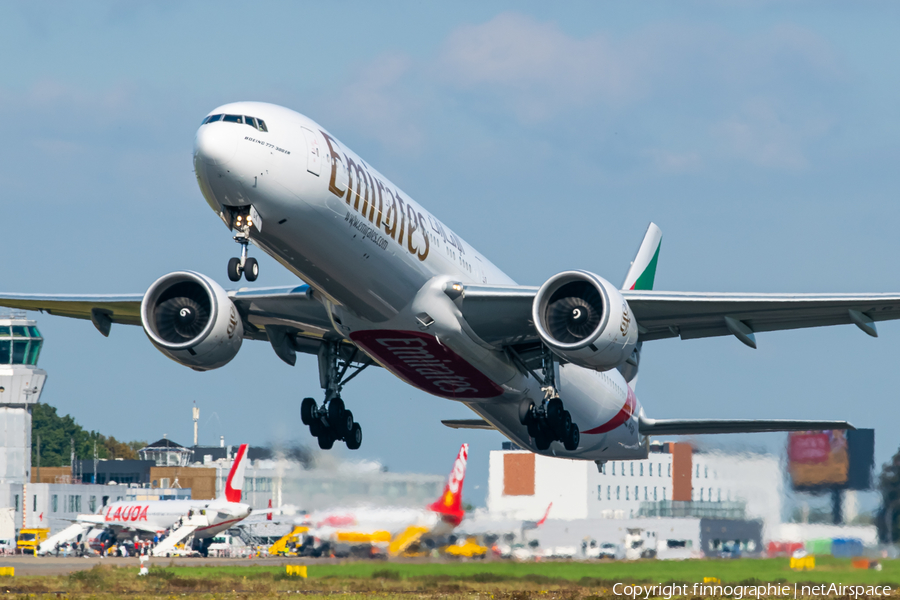 Emirates Boeing 777-31H(ER) (A6-EGK) | Photo 475145