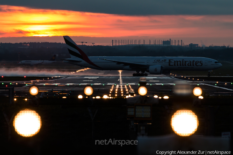 Emirates Boeing 777-31H(ER) (A6-EGU) | Photo 203656