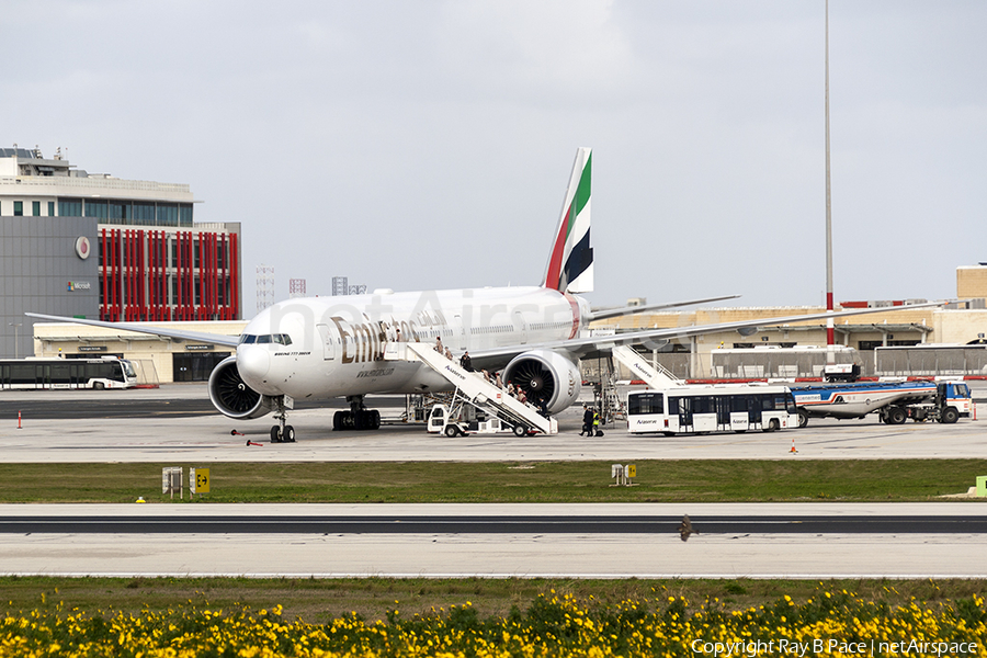 Emirates Boeing 777-31H(ER) (A6-EGY) | Photo 206462