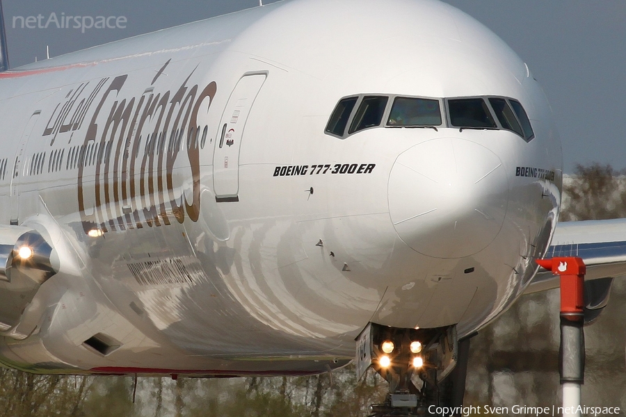 Emirates Boeing 777-31H(ER) (A6-EGZ) | Photo 25917
