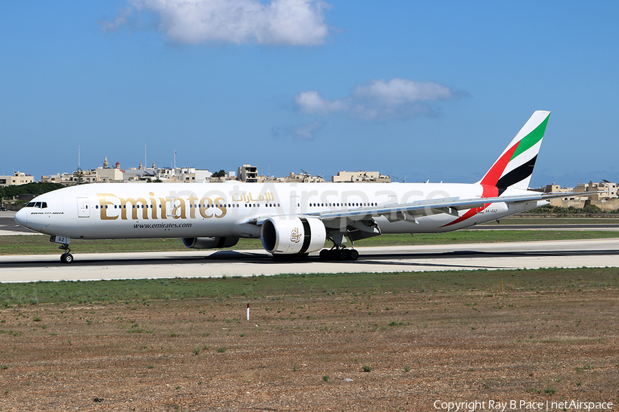 Emirates Boeing 777-31H(ER) (A6-EGZ) | Photo 215695