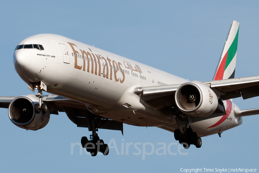 Emirates Boeing 777-31H (A6-EMM) | Photo 18175