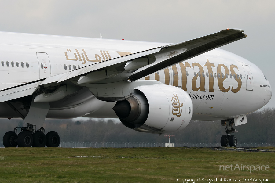 Emirates Boeing 777-31H (A6-EMM) | Photo 23538