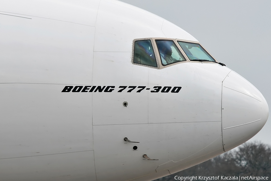 Emirates Boeing 777-31H (A6-EMM) | Photo 23543