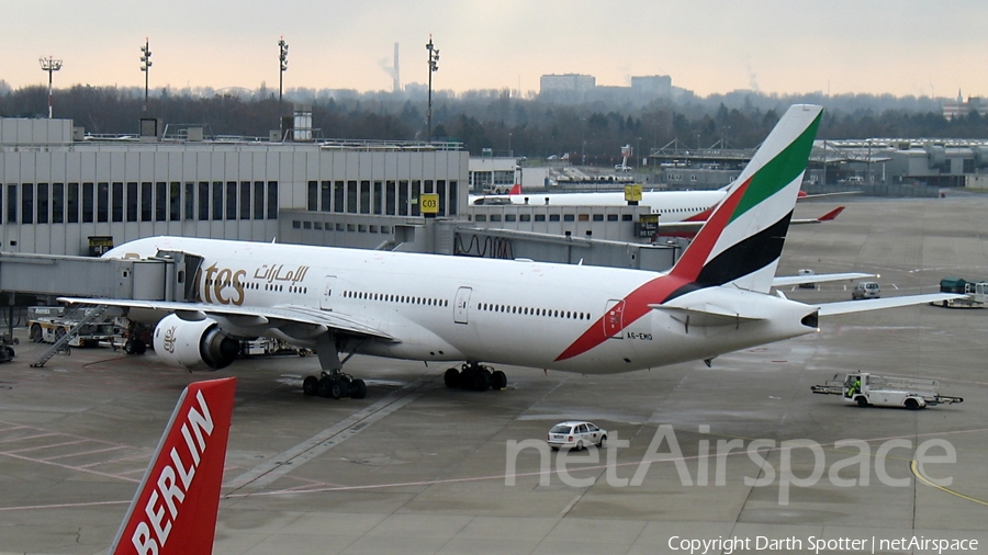Emirates Boeing 777-31H (A6-EMO) | Photo 135430