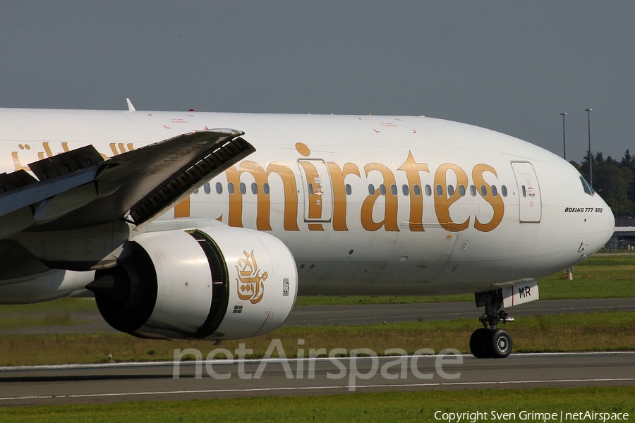 Emirates Boeing 777-31H (A6-EMR) | Photo 15892