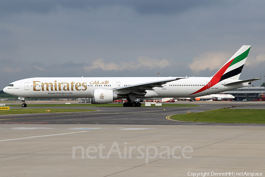 Emirates Boeing 777-31H (A6-EMR) | Photo 422382