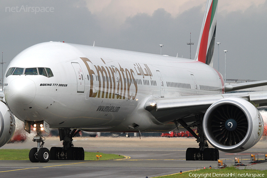 Emirates Boeing 777-31H (A6-EMR) | Photo 422389