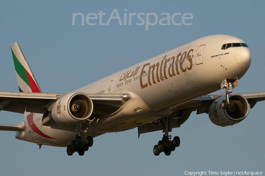 Emirates Boeing 777-31H (A6-EMS) | Photo 21497