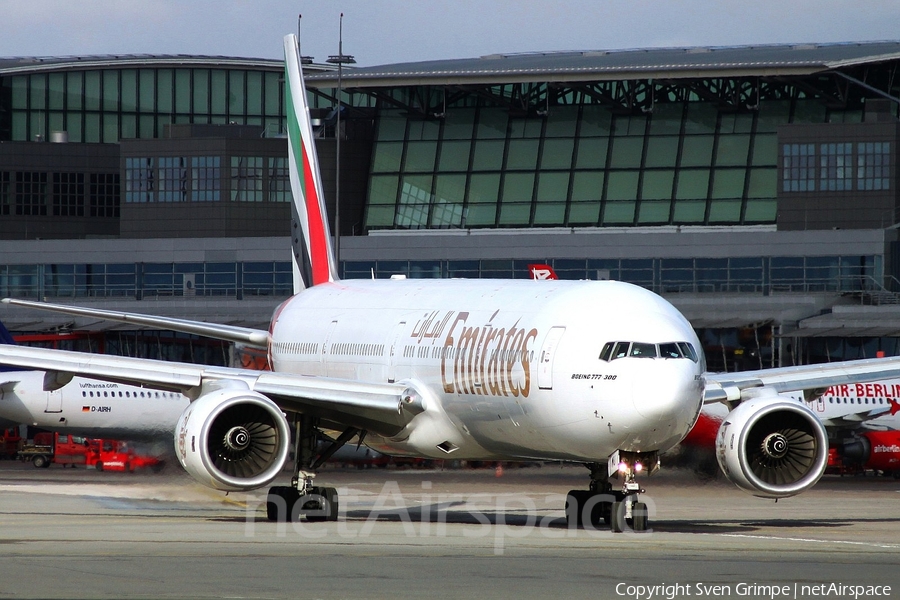 Emirates Boeing 777-31H (A6-EMU) | Photo 15889