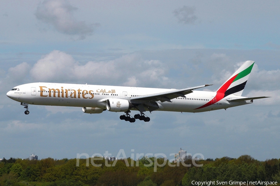 Emirates Boeing 777-31H (A6-EMV) | Photo 16368