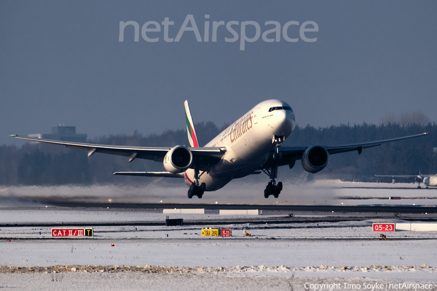 Emirates Boeing 777-31H (A6-EMV) | Photo 24274