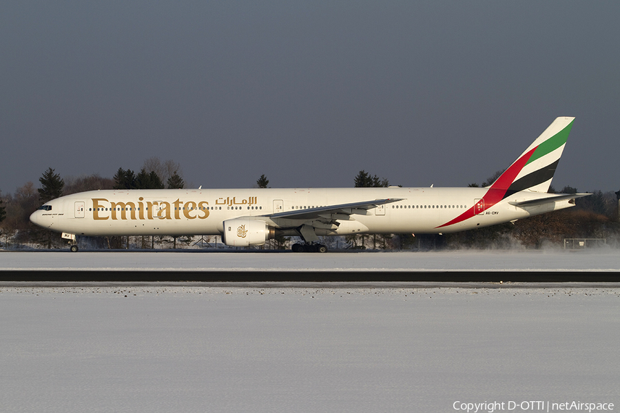 Emirates Boeing 777-31H (A6-EMV) | Photo 285334