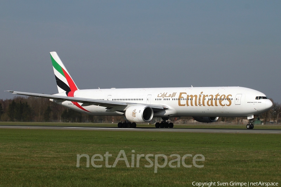 Emirates Boeing 777-31H (A6-EMW) | Photo 134111