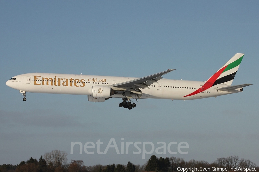Emirates Boeing 777-31H (A6-EMW) | Photo 17007