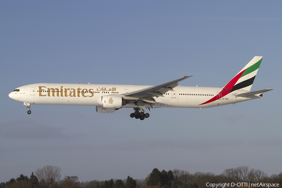 Emirates Boeing 777-31H (A6-EMW) | Photo 330016