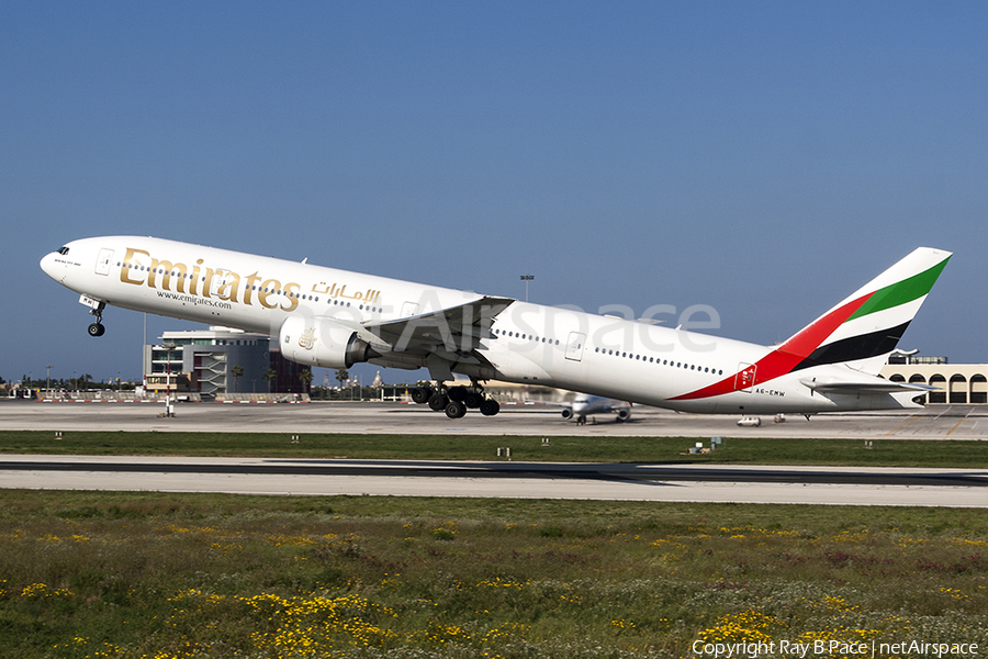 Emirates Boeing 777-31H (A6-EMW) | Photo 117930