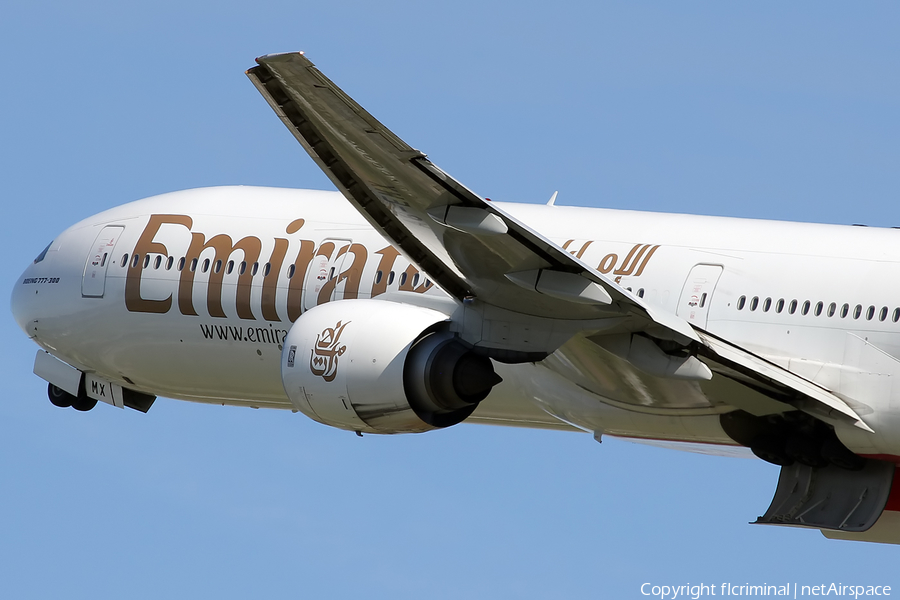 Emirates Boeing 777-31H (A6-EMX) | Photo 8042