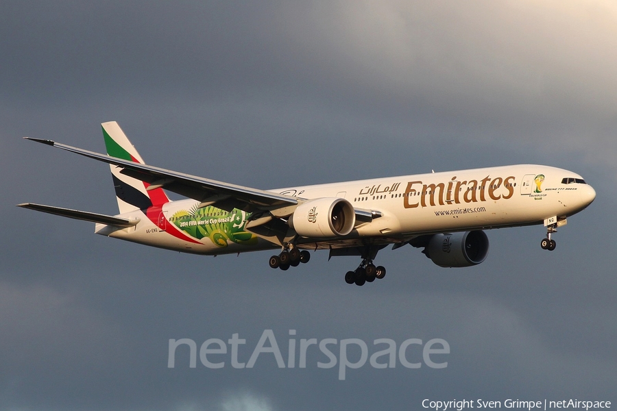 Emirates Boeing 777-31H(ER) (A6-ENQ) | Photo 53644