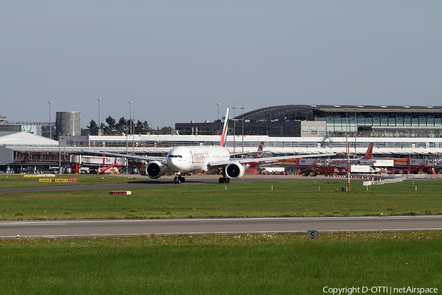 Emirates Boeing 777-31H(ER) (A6-ENQ) | Photo 512296