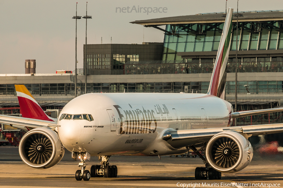 Emirates Boeing 777-31H(ER) (A6-ENV) | Photo 100736