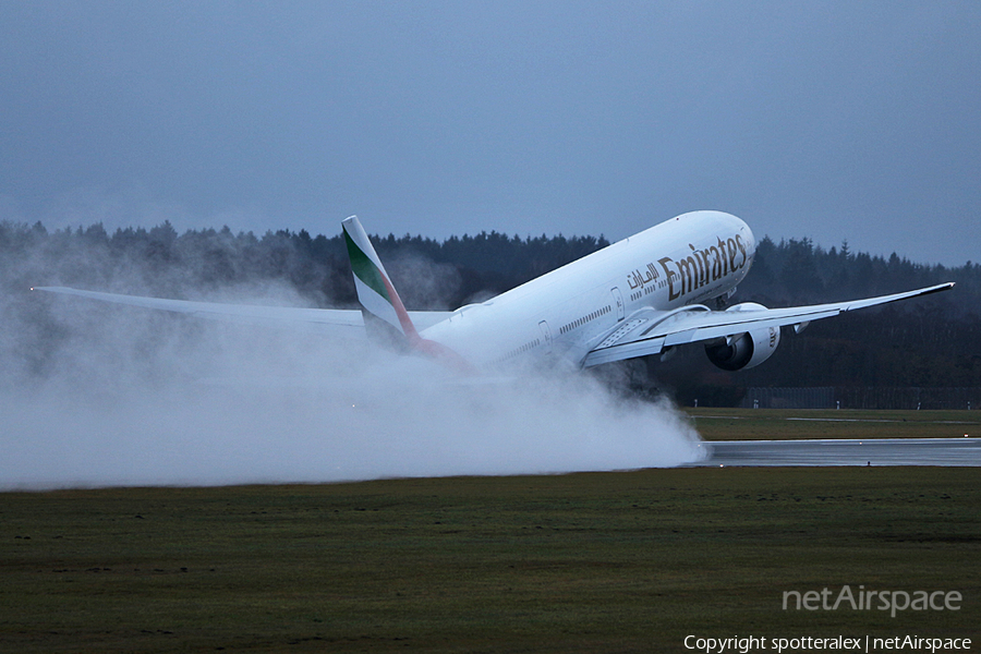 Emirates Boeing 777-31H(ER) (A6-ENV) | Photo 67655