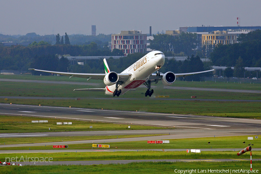 Emirates Boeing 777-31H(ER) (A6-ENZ) | Photo 85456
