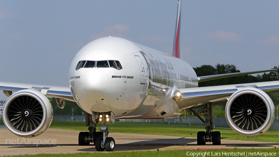 Emirates Boeing 777-31H(ER) (A6-EPC) | Photo 107700