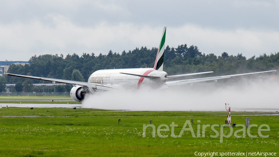 Emirates Boeing 777-31H(ER) (A6-EPC) | Photo 177905