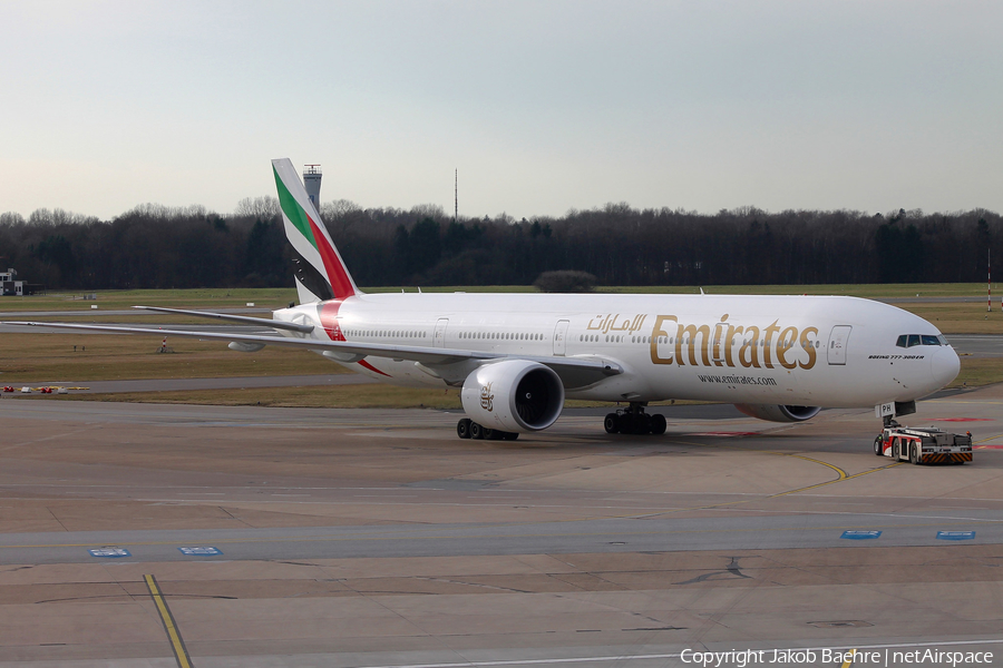 Emirates Boeing 777-31H(ER) (A6-EPH) | Photo 148985