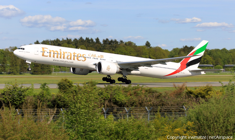 Emirates Boeing 777-31H (A6-EPJ) | Photo 163074