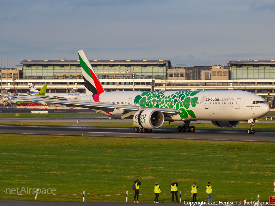 Emirates Boeing 777-31H(ER) (A6-EPL) | Photo 343450