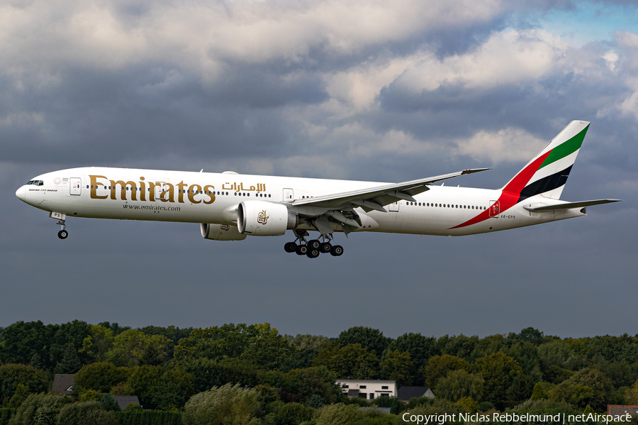 Emirates Boeing 777-31H(ER) (A6-EPS) | Photo 402050