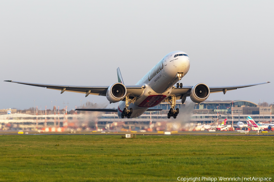 Emirates Boeing 777-31H(ER) (A6-EPS) | Photo 409708