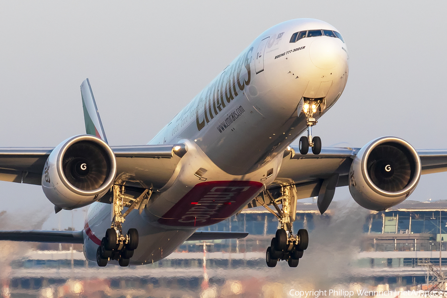 Emirates Boeing 777-31H(ER) (A6-EPS) | Photo 409709