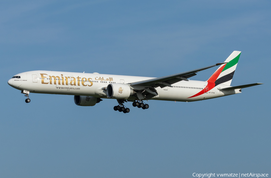 Emirates Boeing 777-31H(ER) (A6-EPW) | Photo 572725