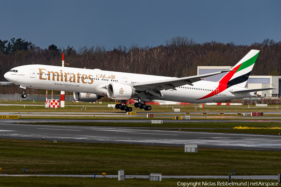 Emirates Boeing 777-31H(ER) (A6-EPW) | Photo 502781