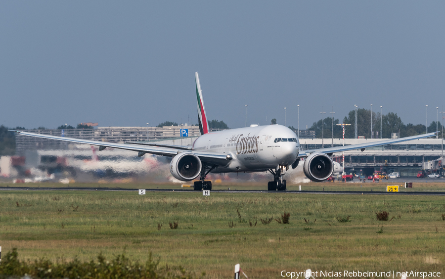Emirates Boeing 777-31H(ER) (A6-EPZ) | Photo 260944